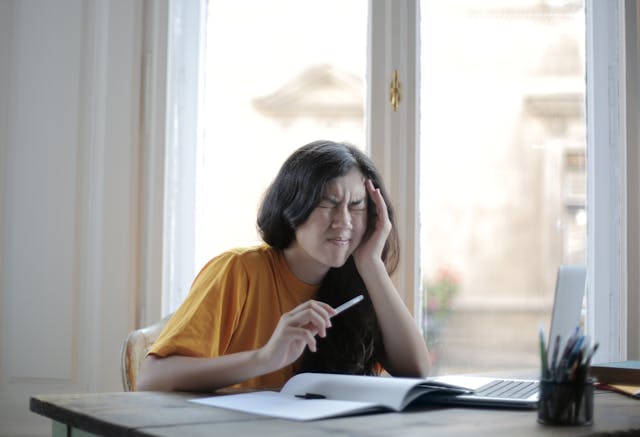 https://sainetdiet.com pexels olly 3808016 1 La migraine, une affection neurologique complexe, peut être un véritable défi au quotidien. Découvrez ses causes, ses symptômes et des solutions naturelles pour mieux la gérer. Apprenez aussi des conseils pratiques pour prévenir les crises et améliorer votre qualité de vie.