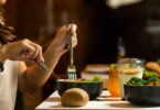 Une femme mangeant un repas sain ou buvant un smoothie